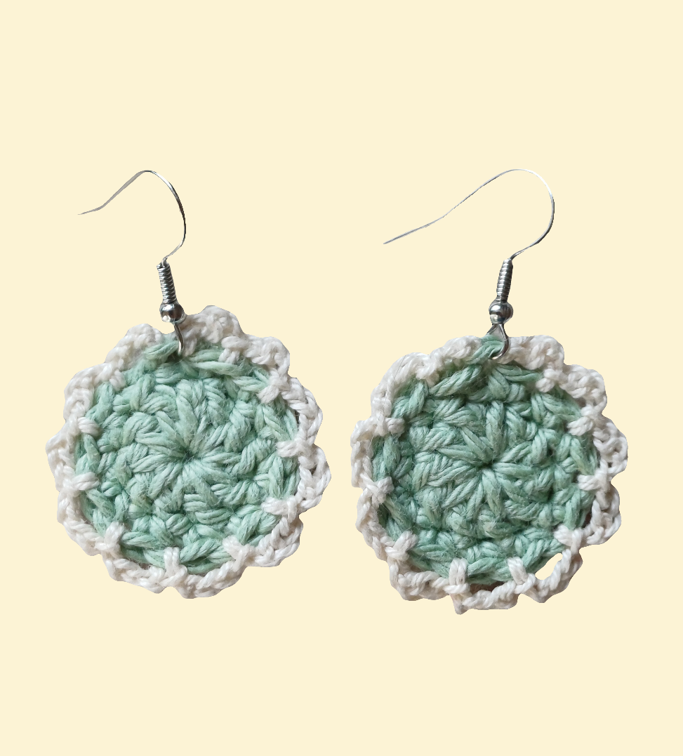 Boucle d'oreille au crochet/frais d'envoi offert.