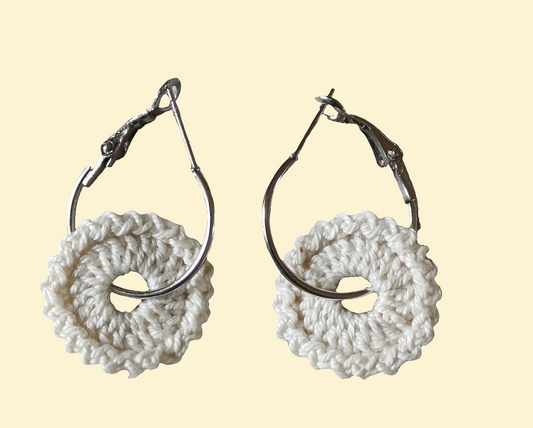 Boucle d'oreille au crochet/frais d'envoi offert.