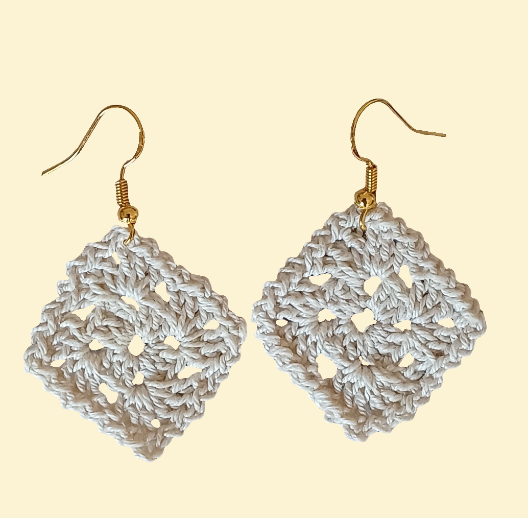 Boucle d'oreille au crochet/frais d'envoi offert.