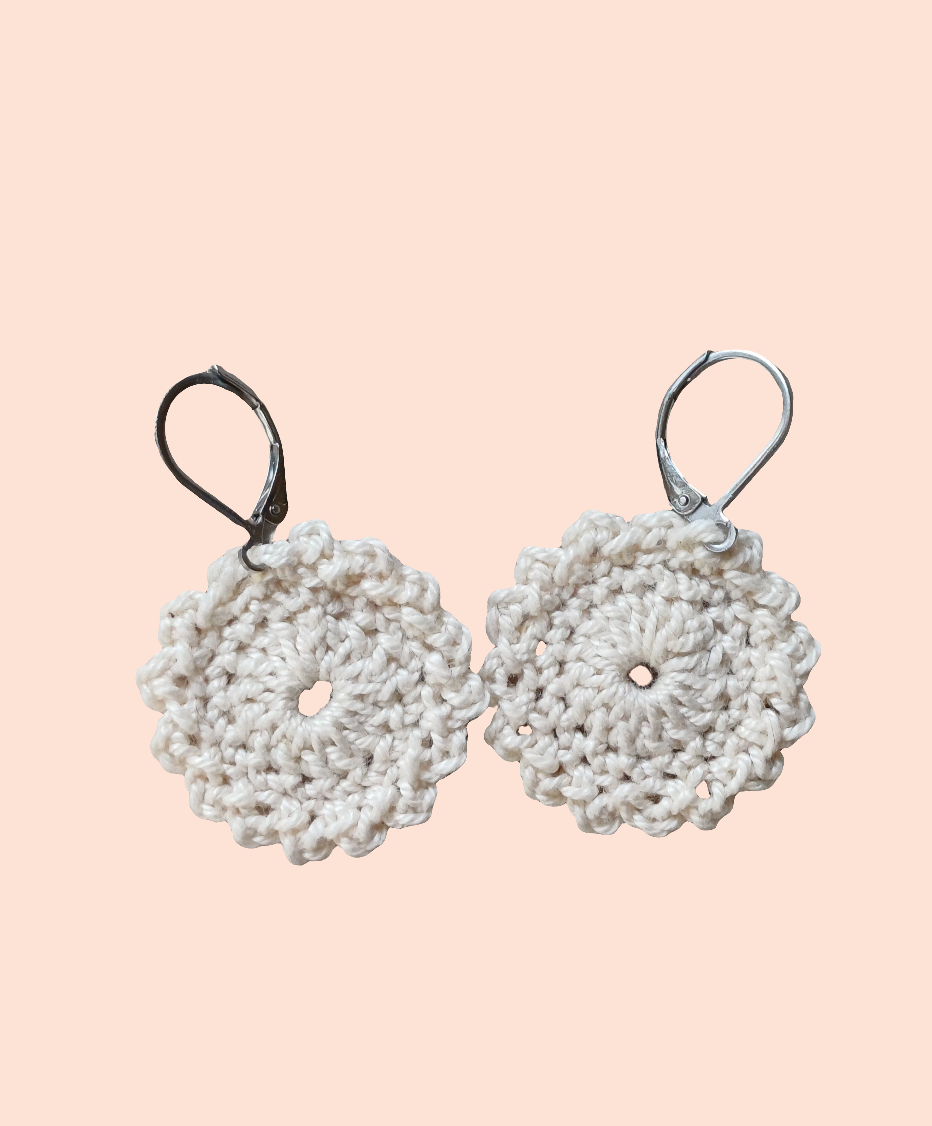 Boucle d'oreille au crochet/frais d'envoi offert.