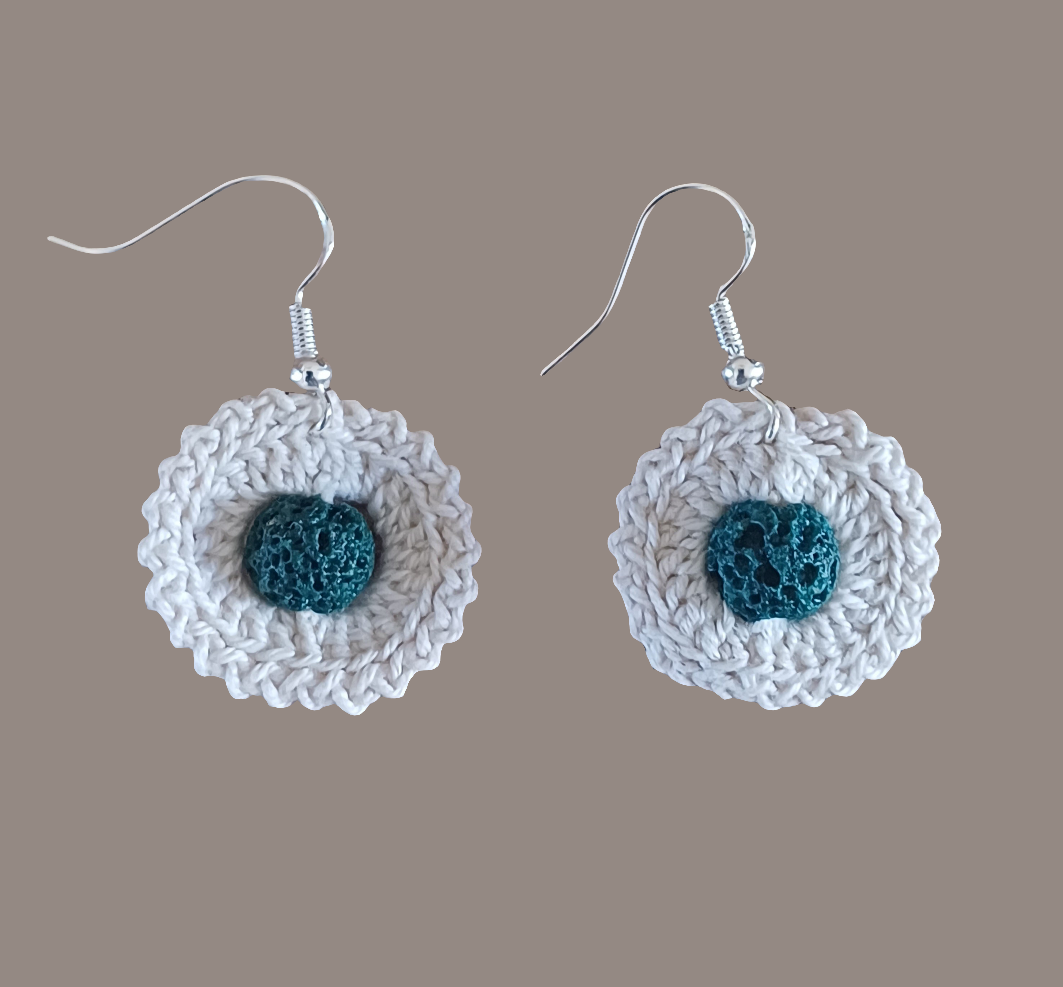 Boucle d'oreille au crochet/frais d'envoi offert.