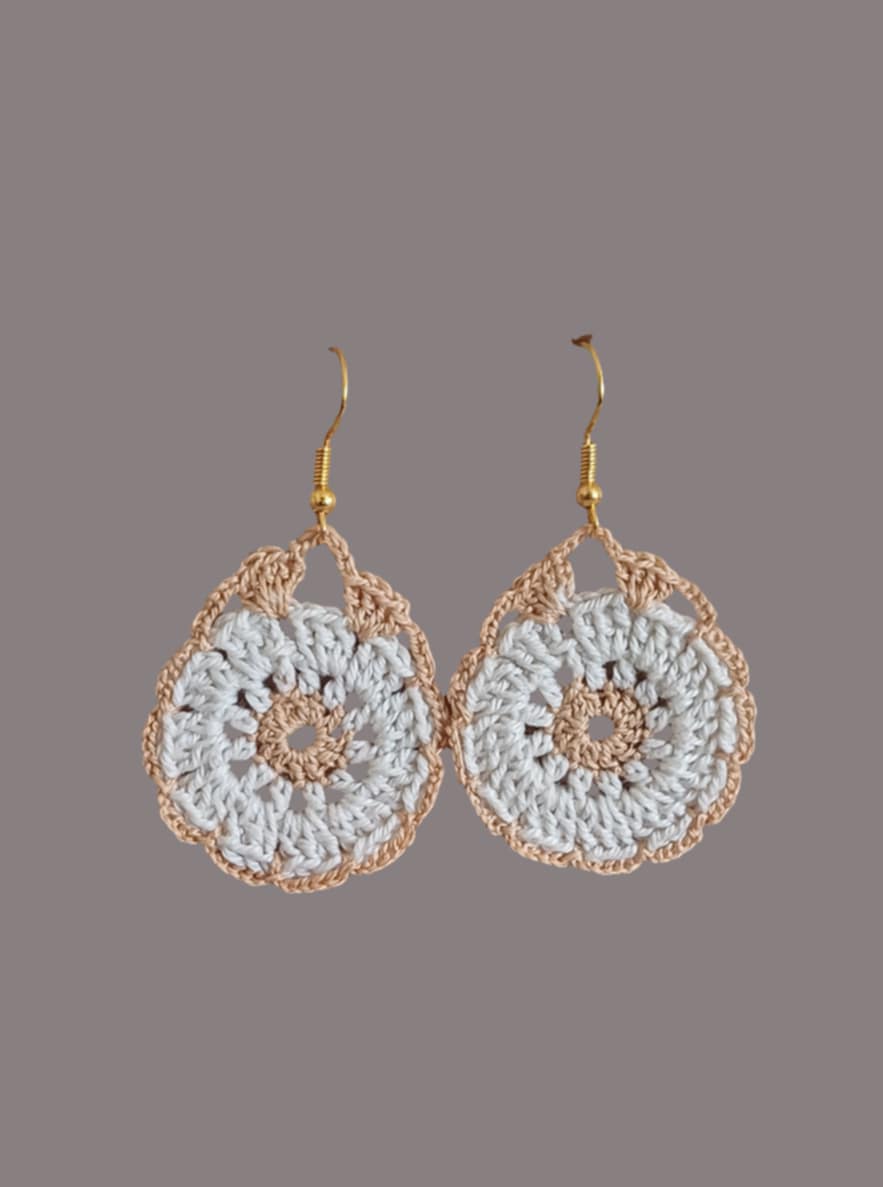 Boucle d'oreille au crochet/frais d'envoi offert.